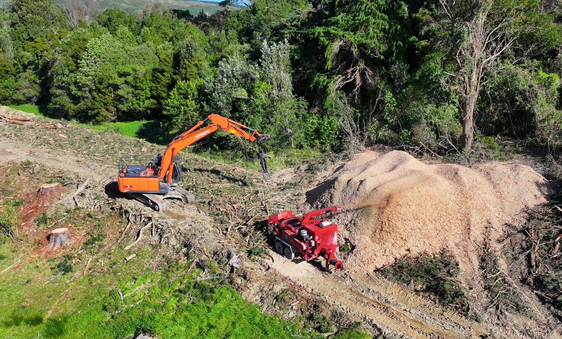 Excavator fed high performance chipper